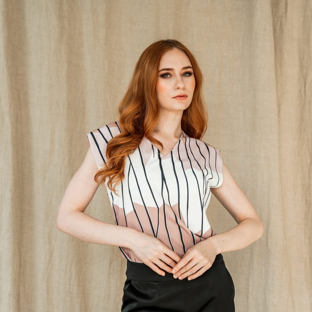 Elegáns blúz Verona szatén felső barna Noor Fashion