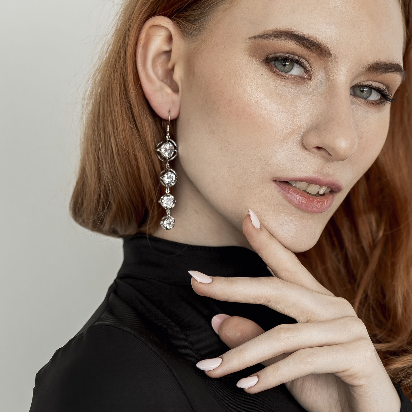 Hosszú fülbevaló köves díszítéssel