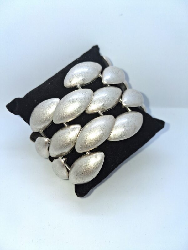 Ezüst karkötő csepp formájú elemekkel