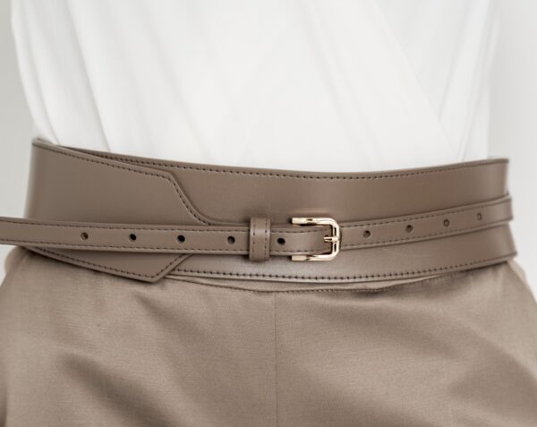 Széles deréköv keskeny pánttal kombinálva