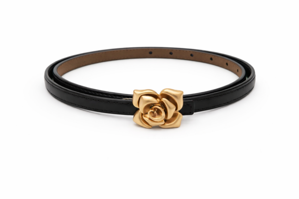 Öv virágos csattal