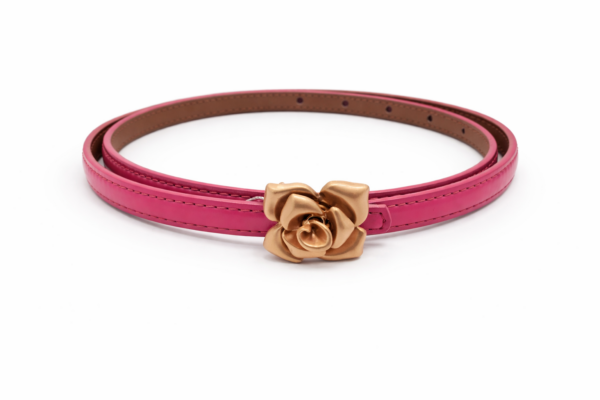 Öv virágos csattal