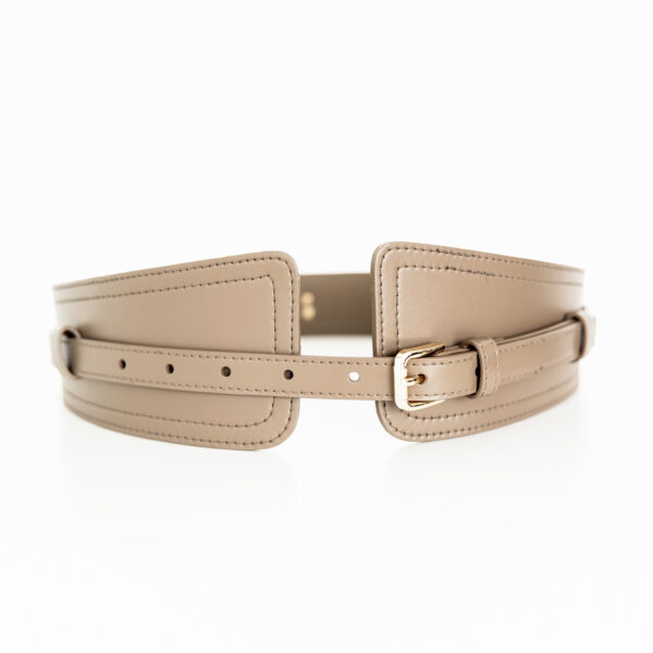 Széles deréköv stílusos arany csattal