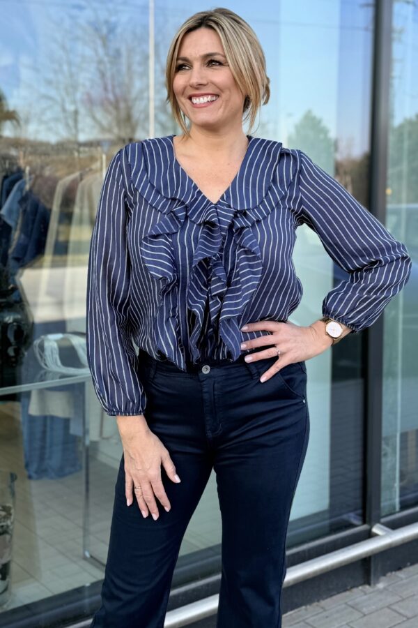 Csíkos blúz fodorral