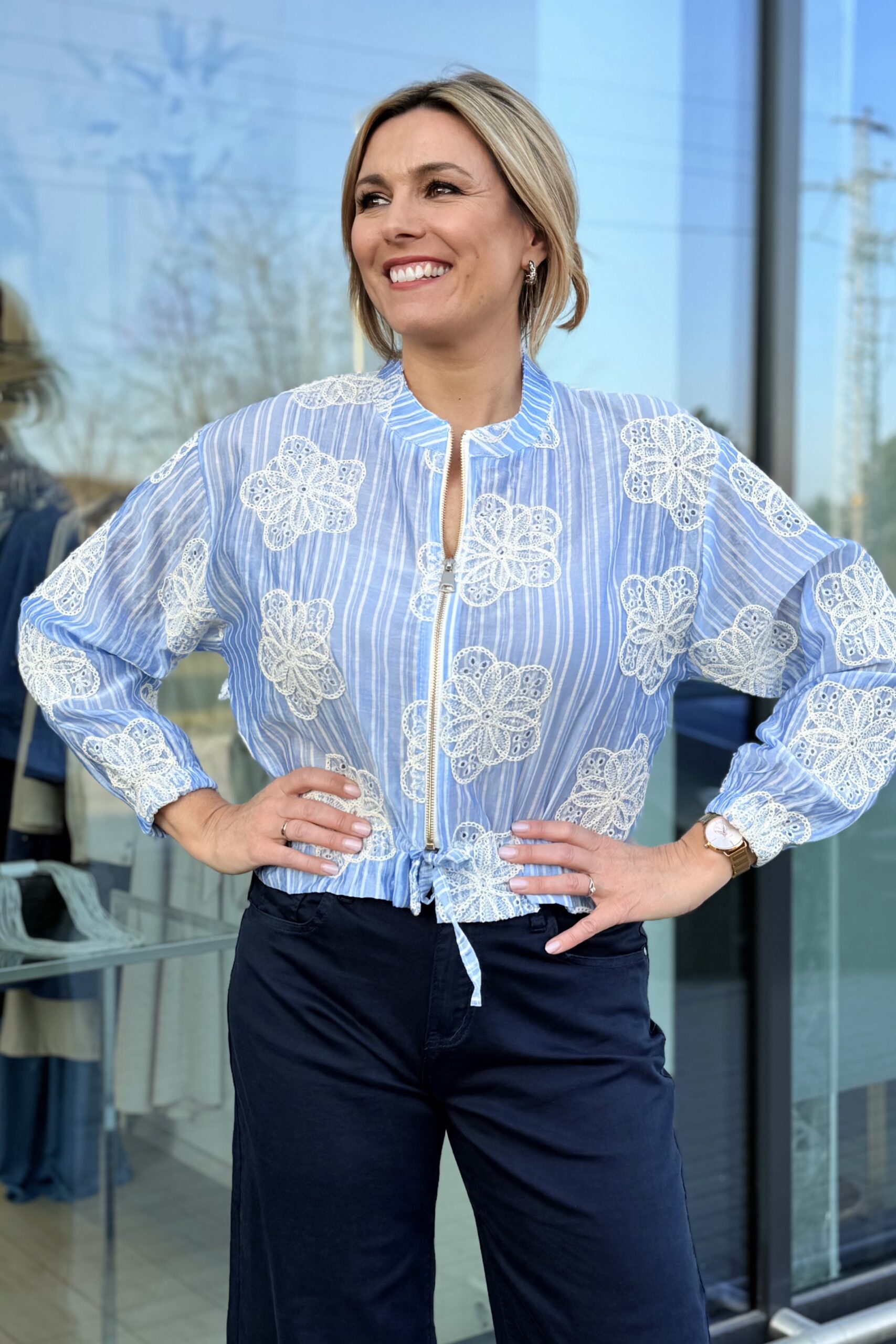 Kabátka csipke díszítéssel