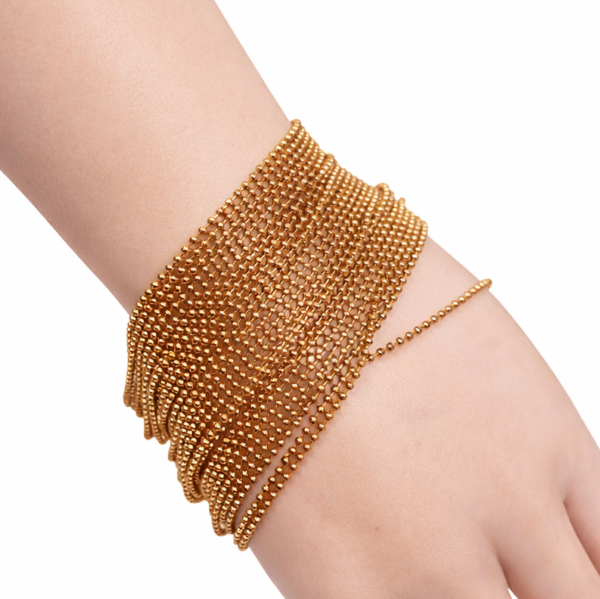 Többsoros aranyszínű karkötő