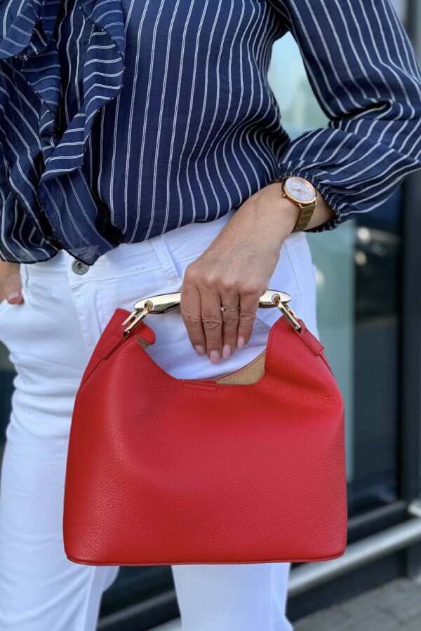 Elegáns bőr kézitáska fém fogantyúval